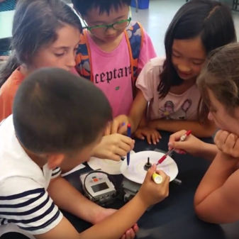 UHE Students discovering artwork spinner using LEGO Mindstorms NXT