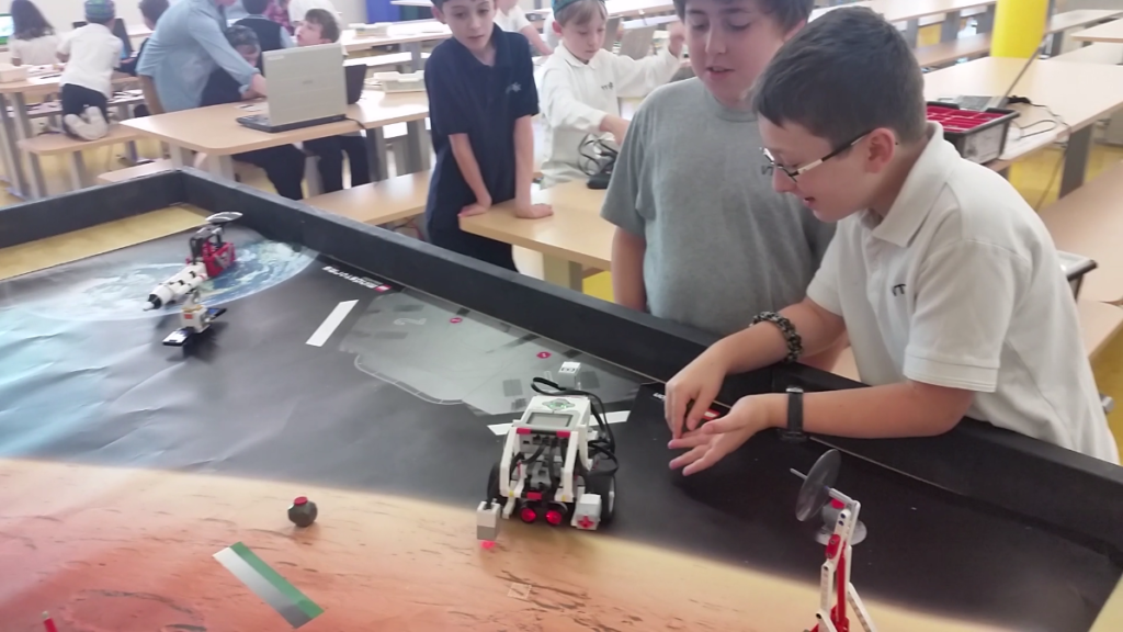 Kids at Vancouver Talmud Torah working with LEGO Mindstorms Robotics