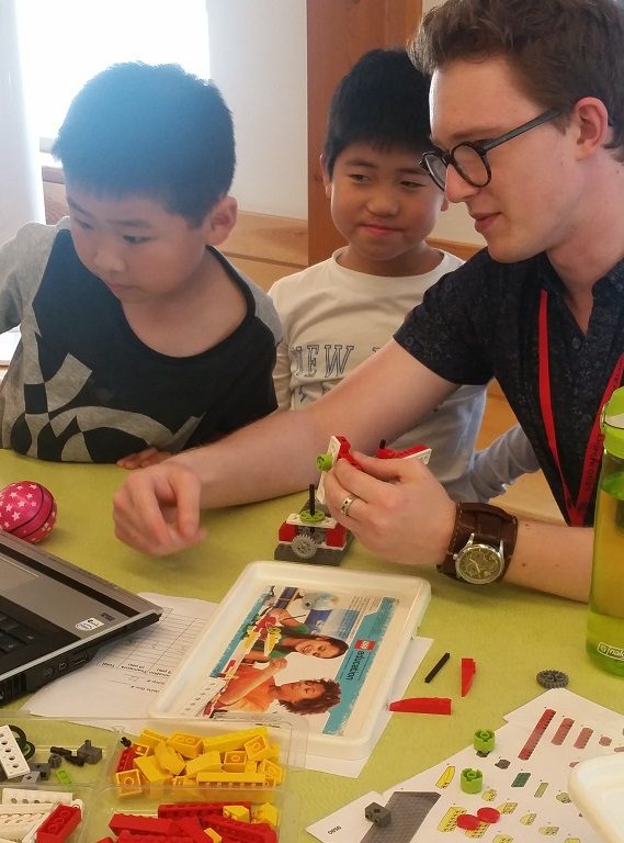 A Daedalos instructor working with students at a 6:1 ratio